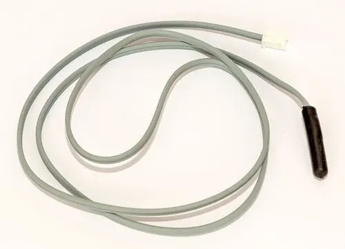 Graues Kabel mit einem NTC-Sensor am Ende, Connectoranschluss für die Verwendung in Daikin Luft/Wasser-Systemen erkennbar.